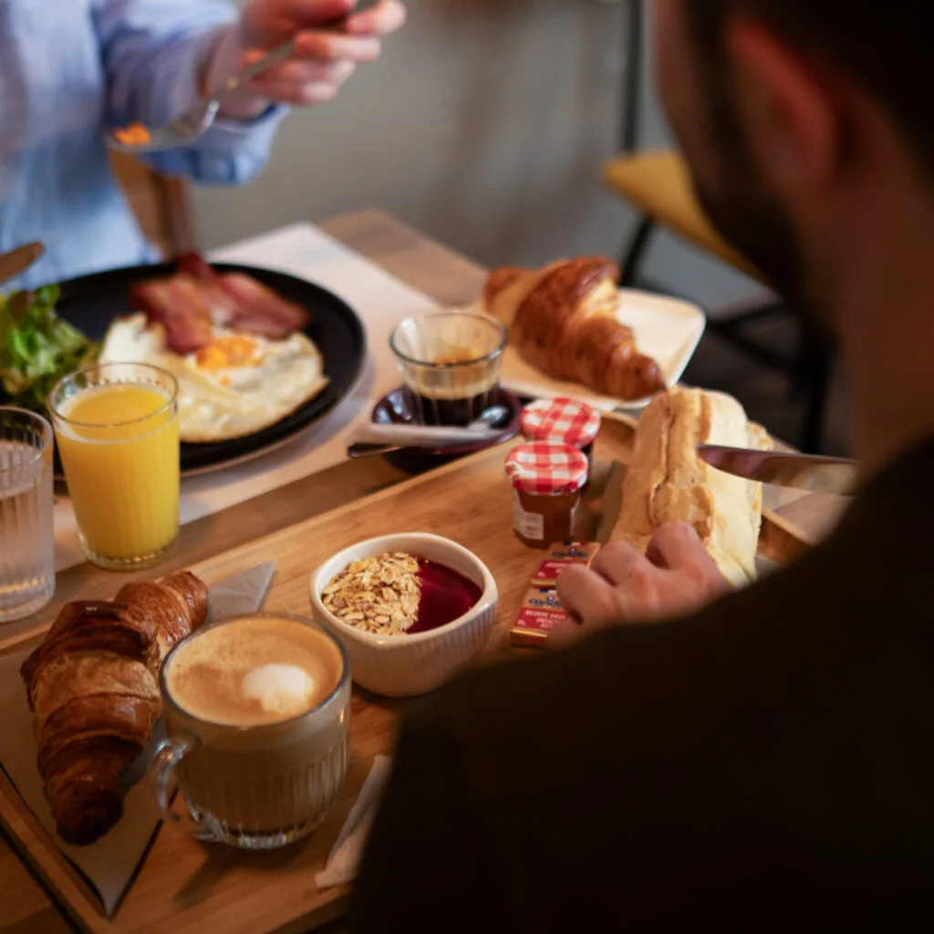 Deux personnes qui prennent un petit-déjeuner à Uzès.