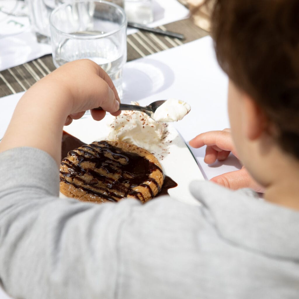 Enfant qui mange un goûter à Uzès.