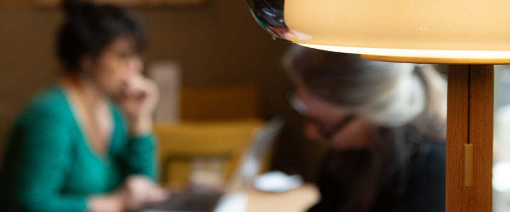 Deux femmes qui télé-travaillent à Uzès.