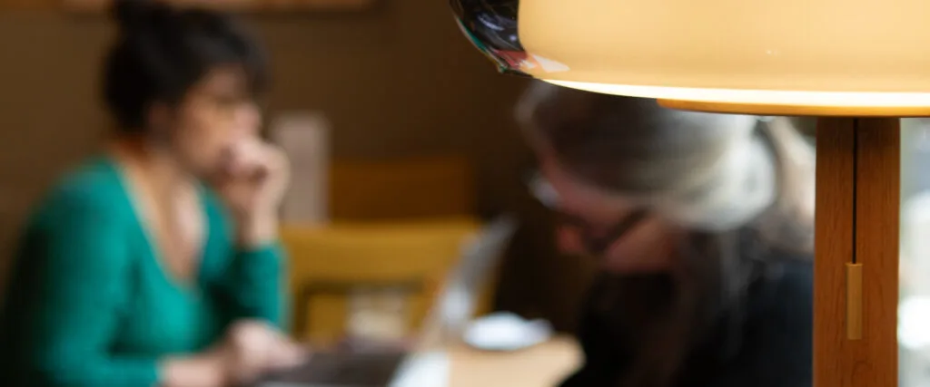Deux femmes qui télé-travaillent à Uzès.