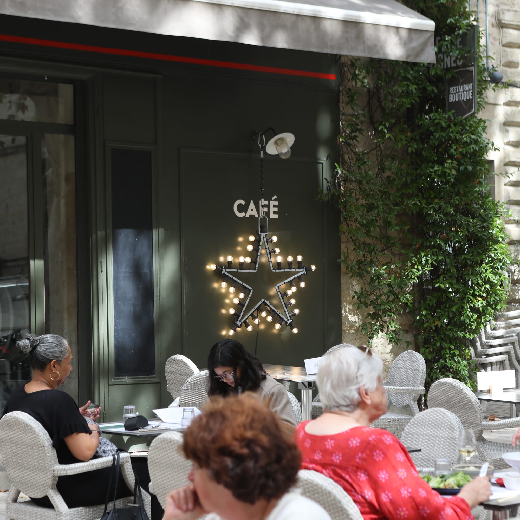 Façade du restaurant La Fille des Vignes à Uzès.restaurants uzès