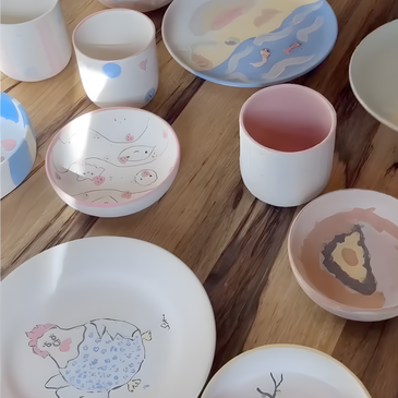 Table avec les pièces de céramique peintes