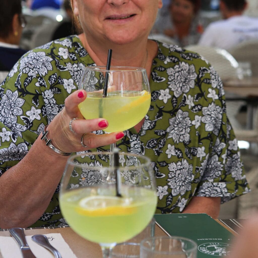 Dame qui boit un cocktail au restaurant La Fille des Vignes à Uzès