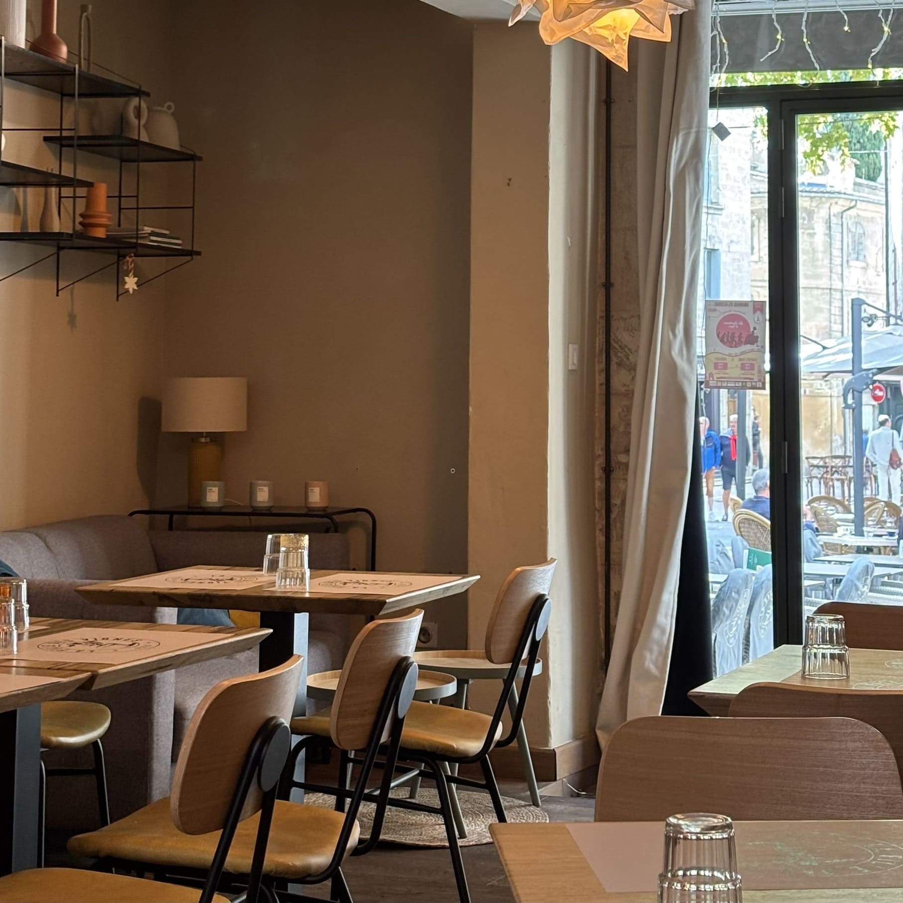 Salle annexe du restaurant La Fille des Vignes à Uzès, qui accueille des événements