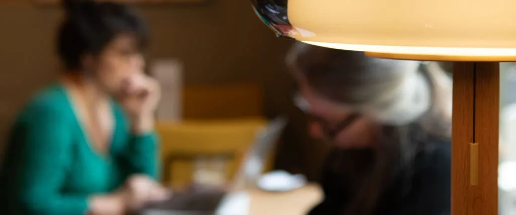 Personnes qui font du télé-travail à Uzès avec un café au restaurant La Fille des Vignes